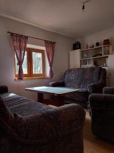 sala de estar con sofá y mesa en Kuća za odmor Vučipolje, en Tomislavgrad