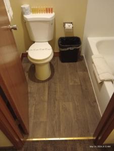 La salle de bains est pourvue de toilettes et d'une baignoire. dans l'établissement Cocusa Motel, à Burlington