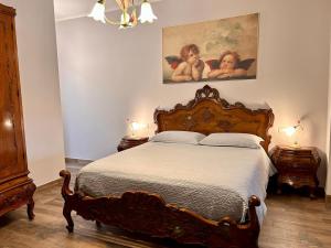 1 dormitorio con 1 cama con una pintura en la pared en B&B Il Fienile, en Calcinato
