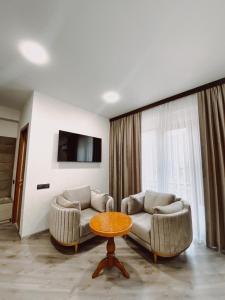 ein Wohnzimmer mit zwei Sofas und einem Tisch in der Unterkunft Royal Renaissance hotel in Yerevan