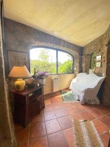 um quarto com uma cama e uma janela em Splendida villetta con giardino em Barbarano Romano