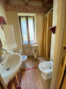a bathroom with a sink and a toilet at Splendida villetta con giardino in Barbarano Romano