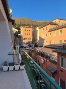 un tren en el balcón de un edificio en Casa Luciana Apartment, en San Giovanni Rotondo