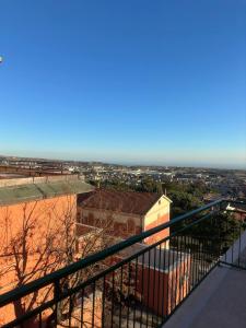 - un balcon offrant une vue sur la ville dans l'établissement Casa Luciana Apartment, à San Giovanni Rotondo