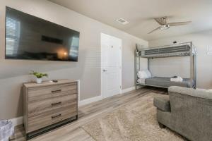 sypialnia z łóżkiem, komodą i kanapą w obiekcie Amazing Hot tub l Sleeps 14 w mieście Amarillo