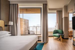 ソポトにあるSopot Marriott Resort & Spaのベッドとバルコニー付きのホテルルーム