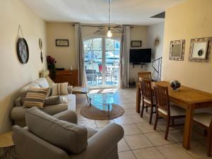 una sala de estar con un sofá y una mesa en Marina Ivoire, en Aigues-Mortes 15 fotos más