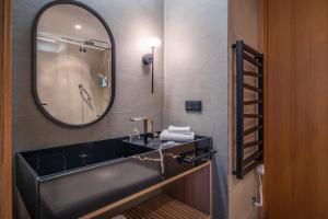 bagno con lavandino nero e specchio di Sopot Marriott Resort & Spa a Sopot