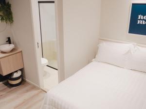 ein kleines Schlafzimmer mit einem Bett und einem Badezimmer in der Unterkunft Apê Metrô Paulista in São Paulo