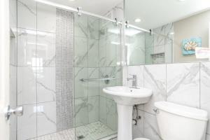 Et badeværelse på Close to everything fun Free Parking LM1704 + 13 billeder