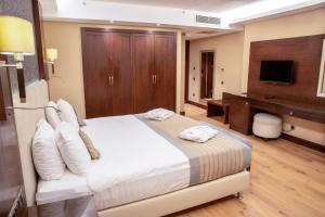 TV a/nebo společenská místnost v ubytování Grand Aras Hotel & Suites