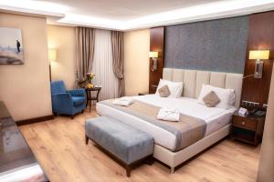 Postel nebo postele na pokoji v ubytování Grand Aras Hotel & Suites