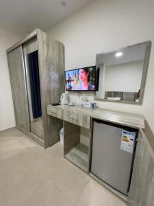 baño con encimera y TV en Petra Heaven Boutique, en Wadi Musa