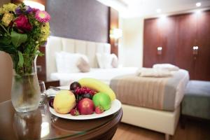 Postel nebo postele na pokoji v ubytování Grand Aras Hotel & Suites