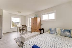 une chambre avec un lit, une chaise et une table dans l'établissement Port Orchard Guest House - Walk to Bay Street!, à Port Orchard