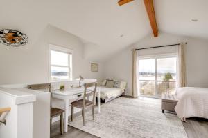 Cette chambre comprend un lavabo, un bureau et un lit. dans l'établissement Port Orchard Guest House - Walk to Bay Street!, à Port Orchard