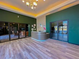 a lobby with green walls and a reception desk at McCormick Place Skyline view 2br-2ba with Optional parking for 6 guests in Chicago