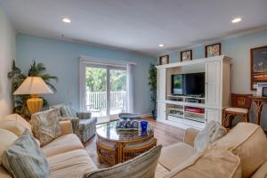 Et tv og/eller underholdning på Pet Friendly Home with Heated Pool & Spa