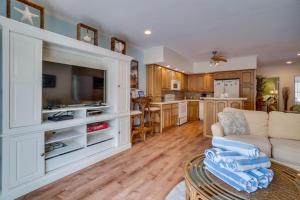 Køkken eller tekøkken på Pet Friendly Home with Heated Pool & Spa