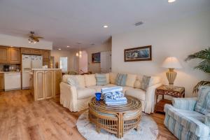 Køkken eller tekøkken på Pet Friendly Home with Heated Pool & Spa