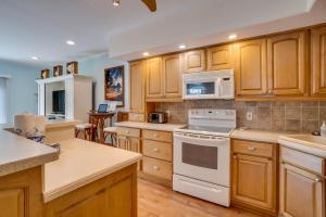 Køkken eller tekøkken på Pet Friendly Home with Heated Pool & Spa