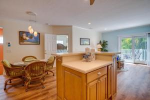 Et opholdsområde på Pet Friendly Home with Heated Pool & Spa + 24 billeder