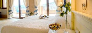 布傑魯的住宿－Hotel La Rosa dei Venti，一间房间,配有一张带一碗水果的床