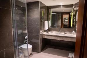 Koupelna v ubytování Grand Aras Hotel & Suites