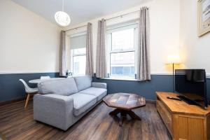 - un salon avec un canapé et une table dans l'établissement Homely 1 bedroom apartment in Smithfield, Dublin, à Dublin