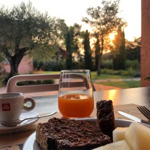 une assiette de pain et un verre de jus d'orange dans l'établissement Casale Appia, à Latina