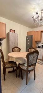 cocina con mesa, 2 sillas y nevera en Manousos Guest House en Heraclión