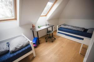 Giường trong phòng chung tại Waddenvilla 18