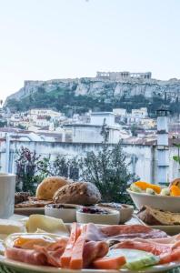 una mesa cubierta con platos de comida en la parte superior de una ciudad en Lotus Inn, en Atenas