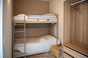 ein kleines Zimmer mit Etagenbetten. in der Unterkunft APPARTAMENTO ALESSANDRA in Alba