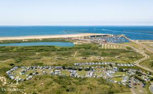 una vista aerea di un parcheggio vicino all'oceano di DD 58 - Camping de Duindoorn - AIRCO a IJmuiden Altre 6 foto
