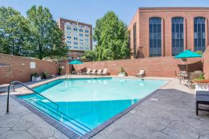 une grande piscine en face d'un bâtiment en briques dans l'établissement Omni Charlottesville Hotel, à Charlottesville