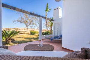 eine Terrasse mit Blick auf die Wüste durch ein Fenster in der Unterkunft Casa Naranja, A Simply Spanish Rentals Property in Murcia