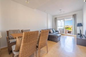 ein Wohnzimmer mit einem Tisch und einem Sofa in der Unterkunft Casa Naranja, A Simply Spanish Rentals Property in Murcia