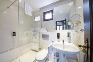 ベルンカステル・クースにあるホテル ツル ポストの洗面台、トイレ、シャワー付きのバスルーム +18枚の写真