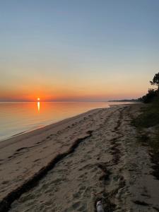 トロイアにあるTroia Apartmentsの海に沈む夕日のビーチ