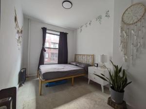 Ein Bett oder Betten in einem Zimmer der Unterkunft Oasis Apartment in the Heart of Union Square Downtown Manhattan