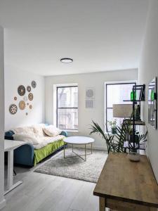 Ein Sitzbereich in der Unterkunft Oasis Apartment in the Heart of Union Square Downtown Manhattan