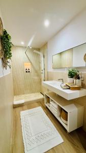 W łazience znajduje się biała umywalka i prysznic. w obiekcie EL PISITO SAND, a 700 metros del casco antiguo w Marbelli