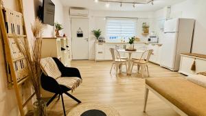 eine Küche und ein Esszimmer mit einem Tisch und Stühlen in der Unterkunft EL PISITO SAND, a 700 metros del casco antiguo in Marbella