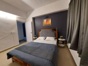 Postel nebo postele na pokoji v ubytování Skyline 2BHK Independent flat + 18 fotografií