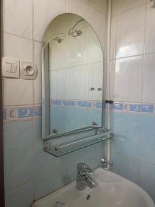 uma casa de banho com um lavatório e um espelho em Nyumbani Hostel em Kigali