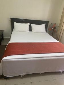 Un pat sau paturi într-o cameră la Nyumbani Hostel
