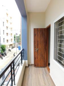 En balkon eller terrasse på 2 BHK Gachibowli AIG #202
