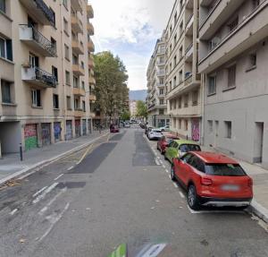 an empty street with parked cars and buildings at Sublime Studio - Centré & Tout Equipé in Grenoble