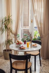 ein Tisch mit Speisen und Getränken darauf in einem Zimmer in der Unterkunft Quatrum Napoli - B&B in Neapel